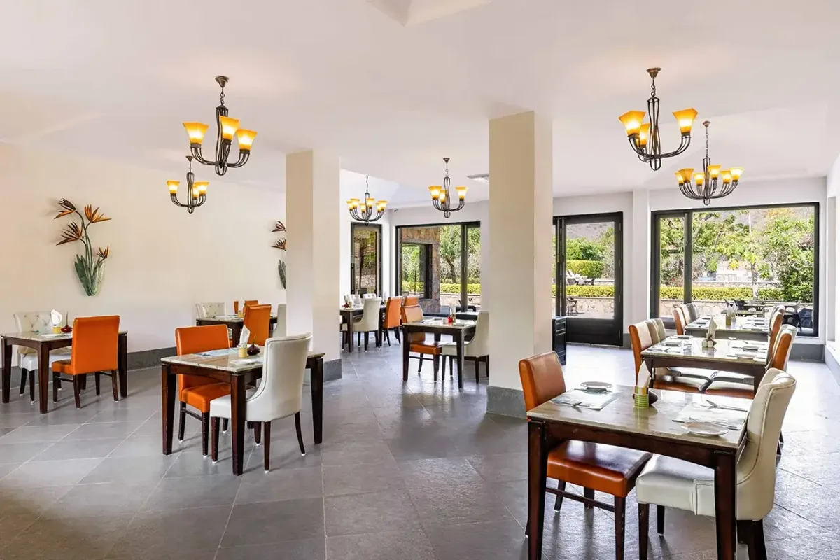 luxury hotels in Udaipur with a view and food